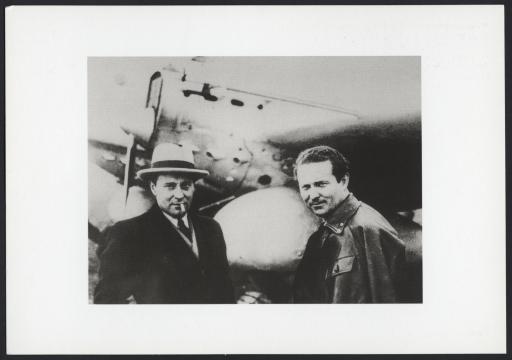 René Couzinet (à gauche, 1904-1956) et le pilote Jean Mermoz (à droite, 1901-1936), devant l'avion "l'arc en ciel 3" conçu et mis au point par R. Couzinet, grâce auquel J. Mermoz réalisa le vol historique entre Saint-Louis au Sénégal et Natal au Brésil, le 16 janvier 1933 / Keystone phot.